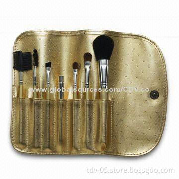 7-piece travel makeup brush set, made of great goat and pony hair with wooden handle and PU pouch